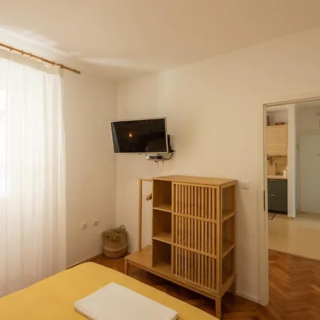 With Private Parking Apartmán