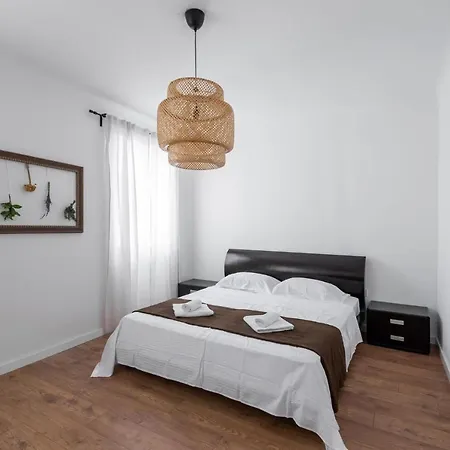 With Private Parking Free Apartment