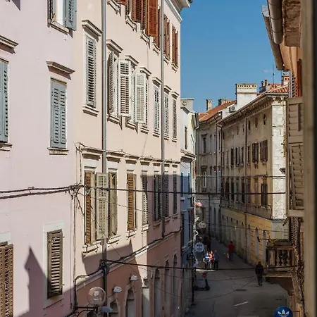 Apartment With Private Parking Free