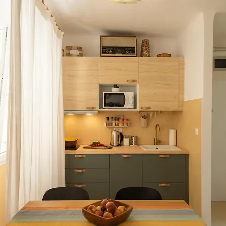 Apartment With Private Parking Free